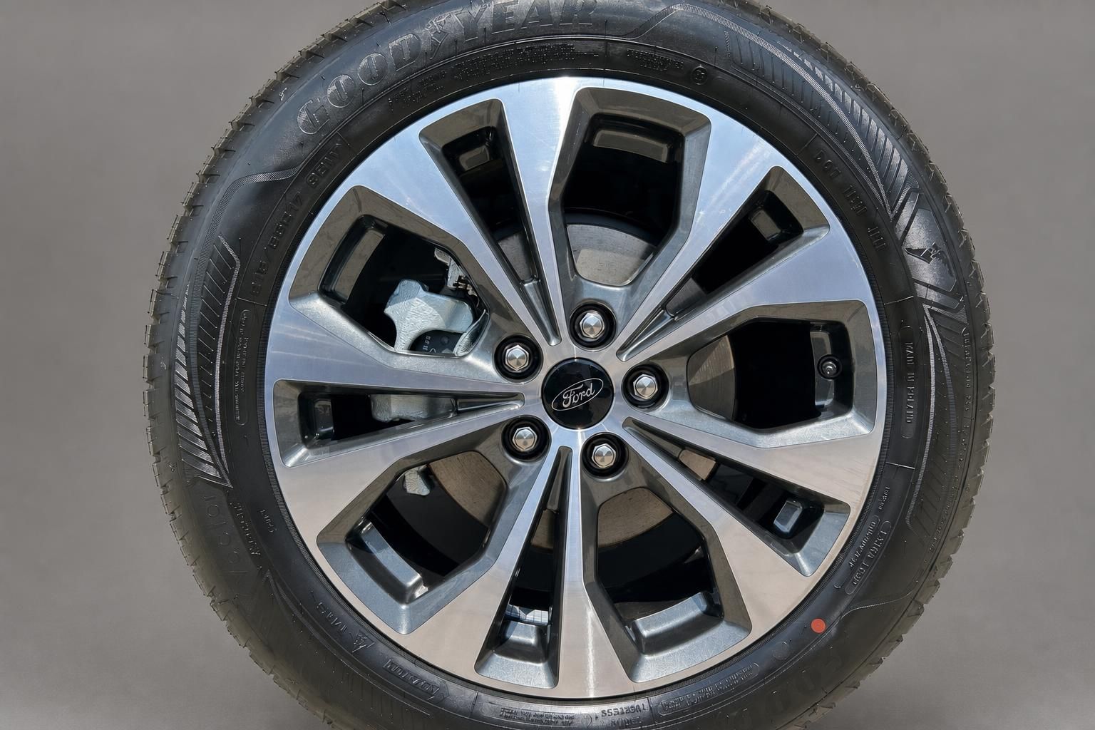 Nahaufnahme Leichtmetallfelge mit Ford-Emblem und Goodyear-Reifen