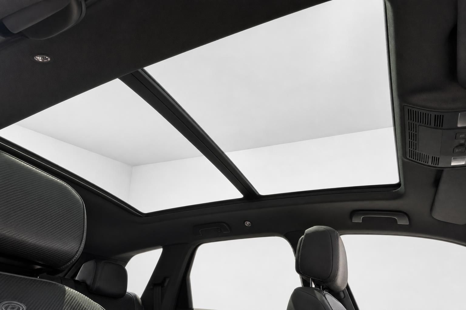 Panorama-Schiebedach im VW Innenraum mit schwarzer Lederausstattung