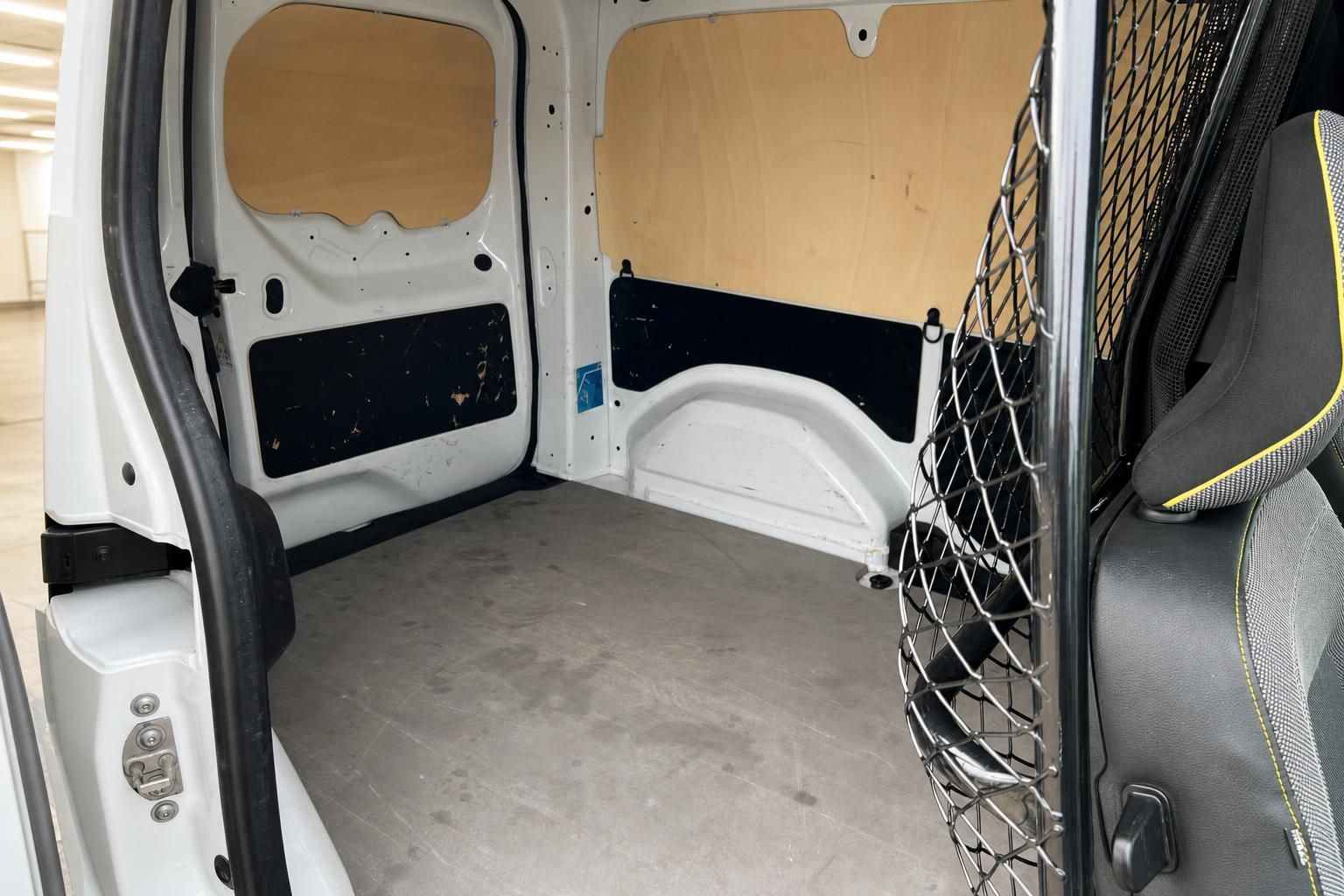 Laderaum eines weißen Transporters mit Trennwand und Holzverkleidung