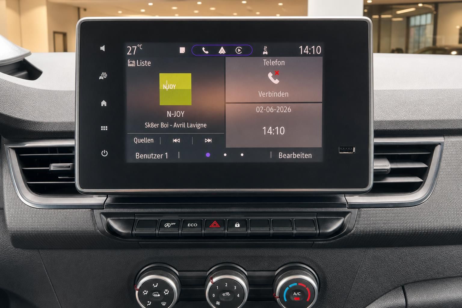 Touchscreen-Infotainmentsystem mit Navigationssystem und Klimabedienung