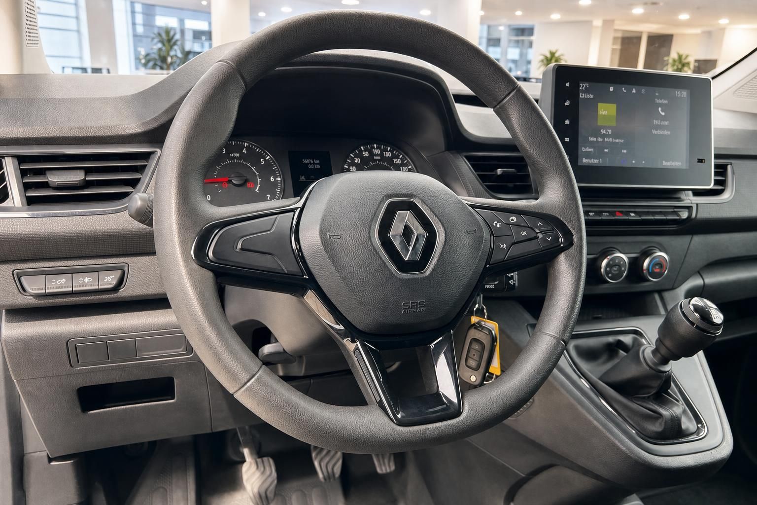 Renault Lenkrad mit Bedientasten und Instrumentenanzeige im Fahrzeugcockpit