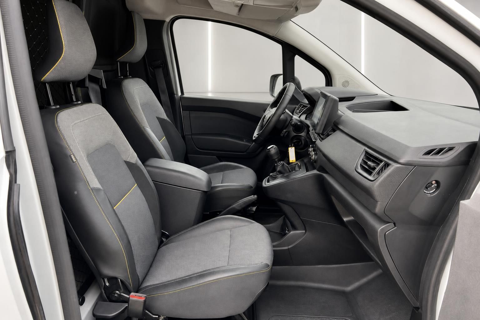 Innenraum eines Fahrzeugs mit grauen Sitzen und schwarzem Armaturenbrett