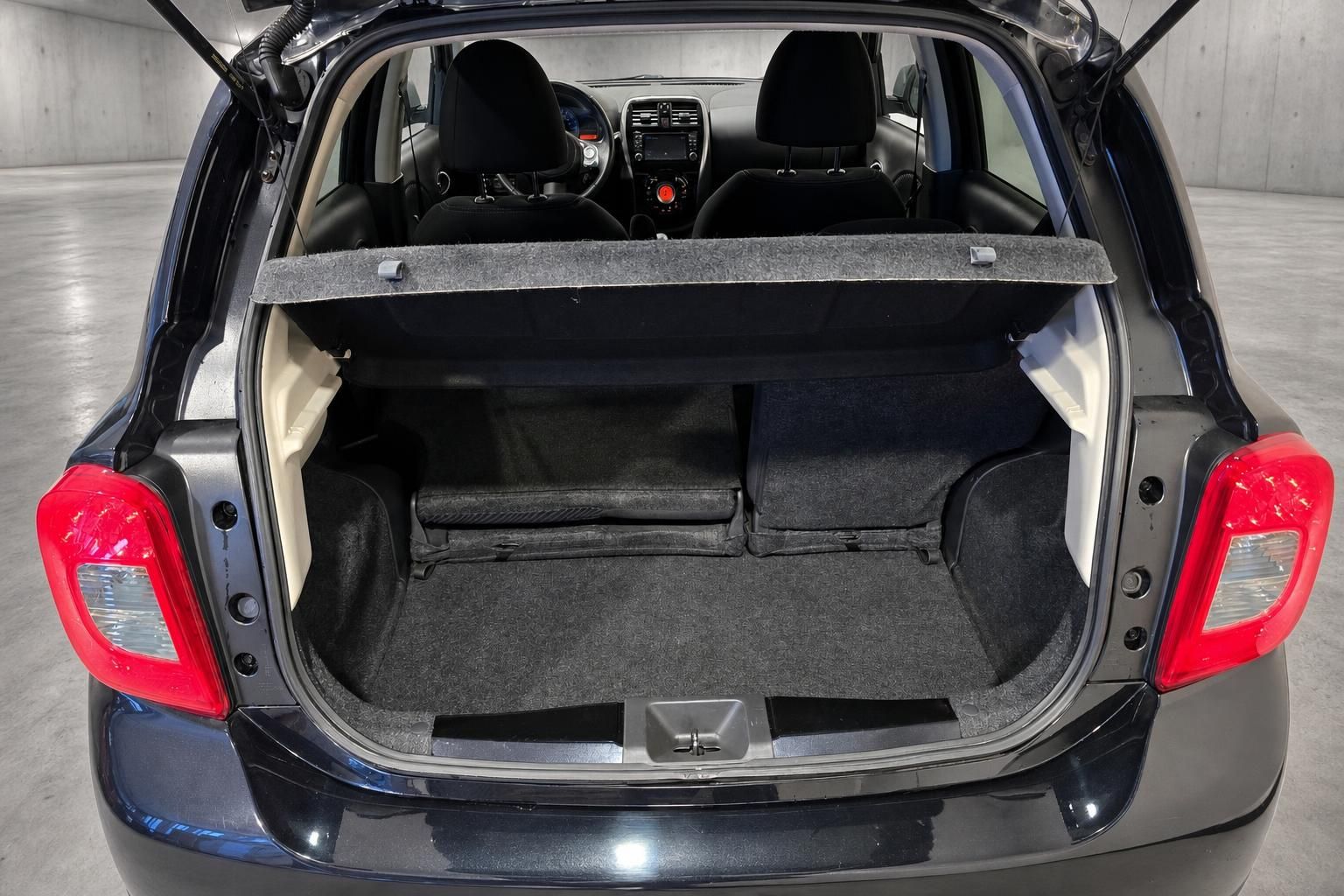 Nissan Kofferraum mit geöffneter Heckklappe und umgeklappten Sitzen