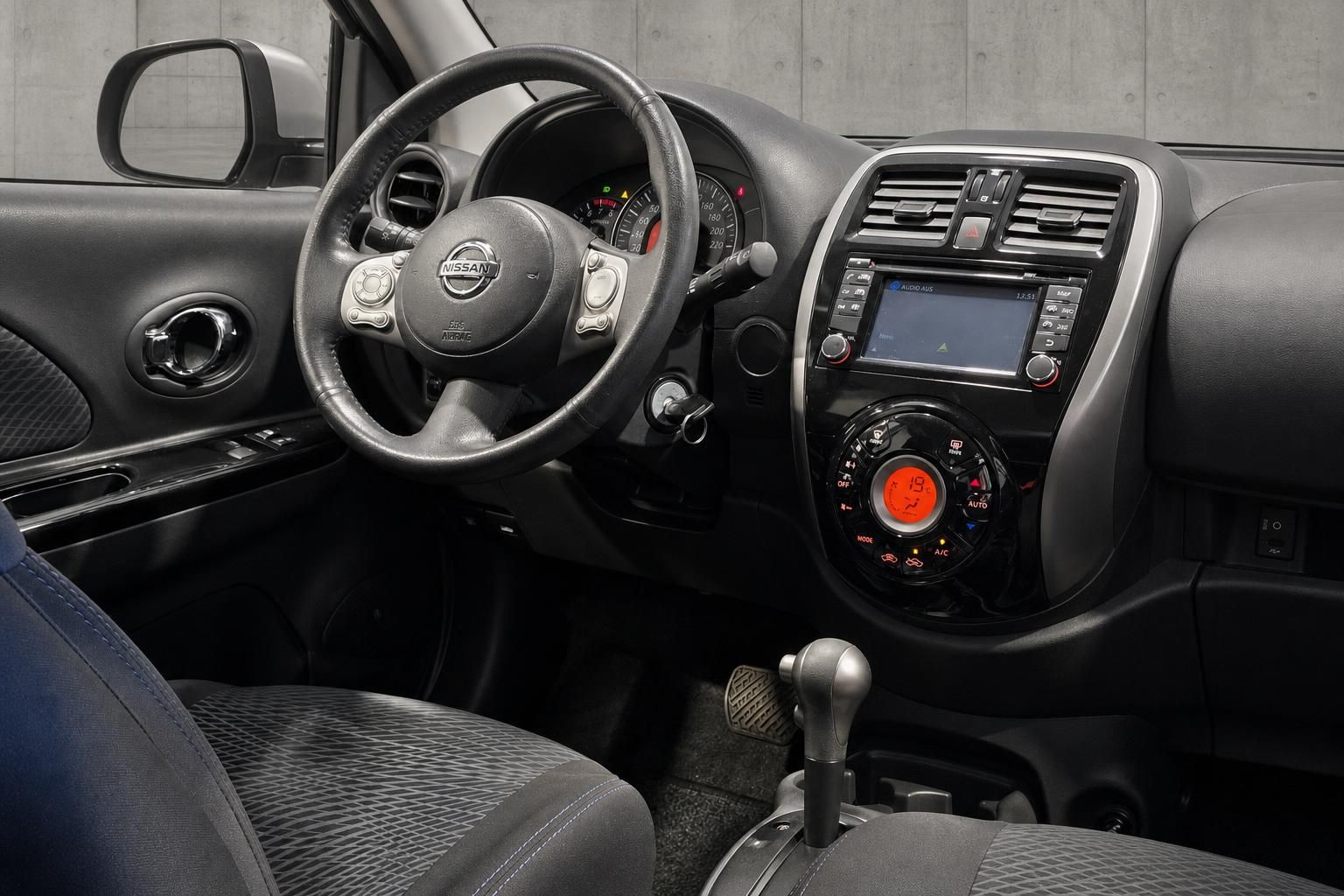 Nissan Innenraum mit Lenkrad, Cockpit und Multimedia-Display