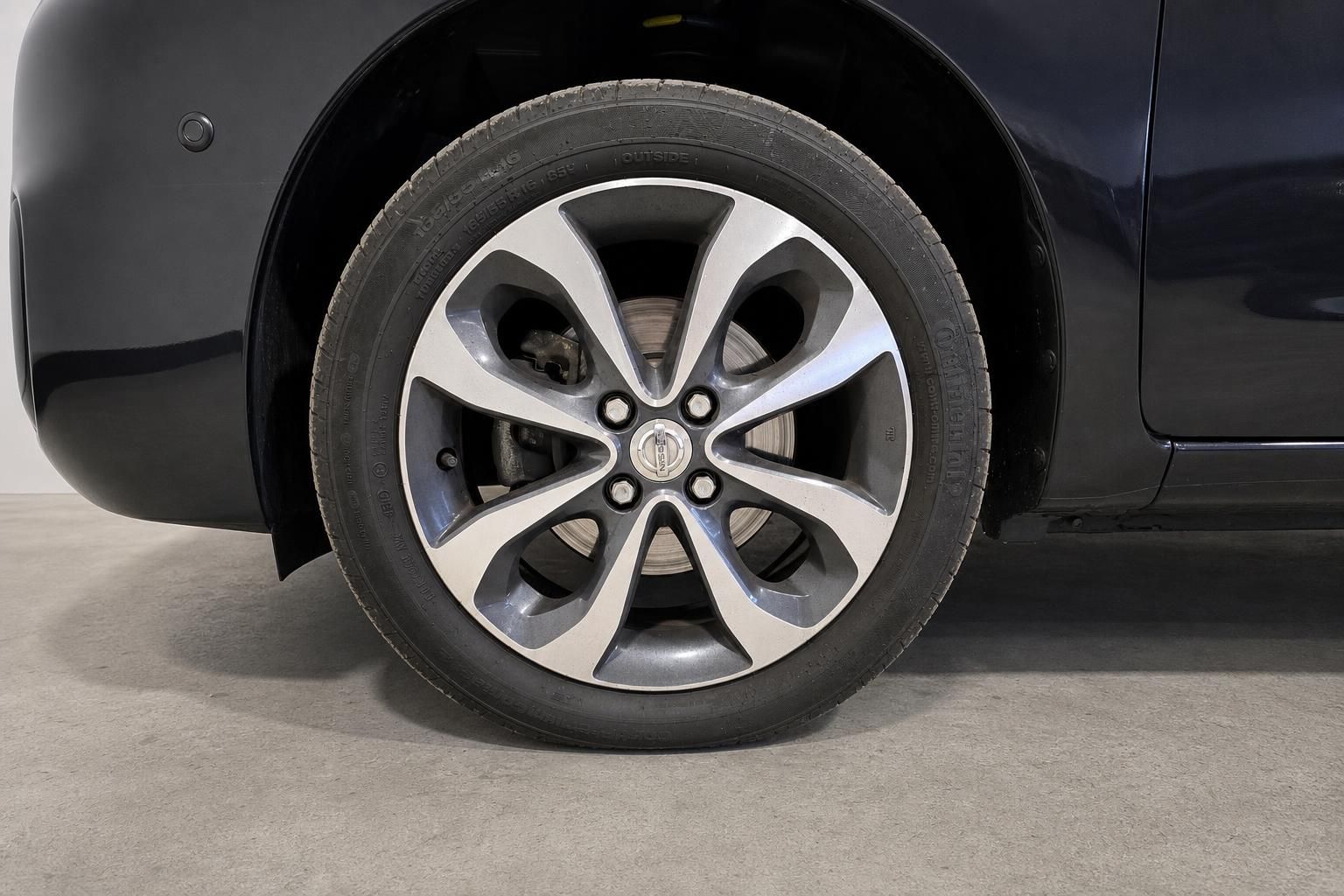 Nissan Leichtmetallfelge mit Reifen im Detail, Nahaufnahme Rad