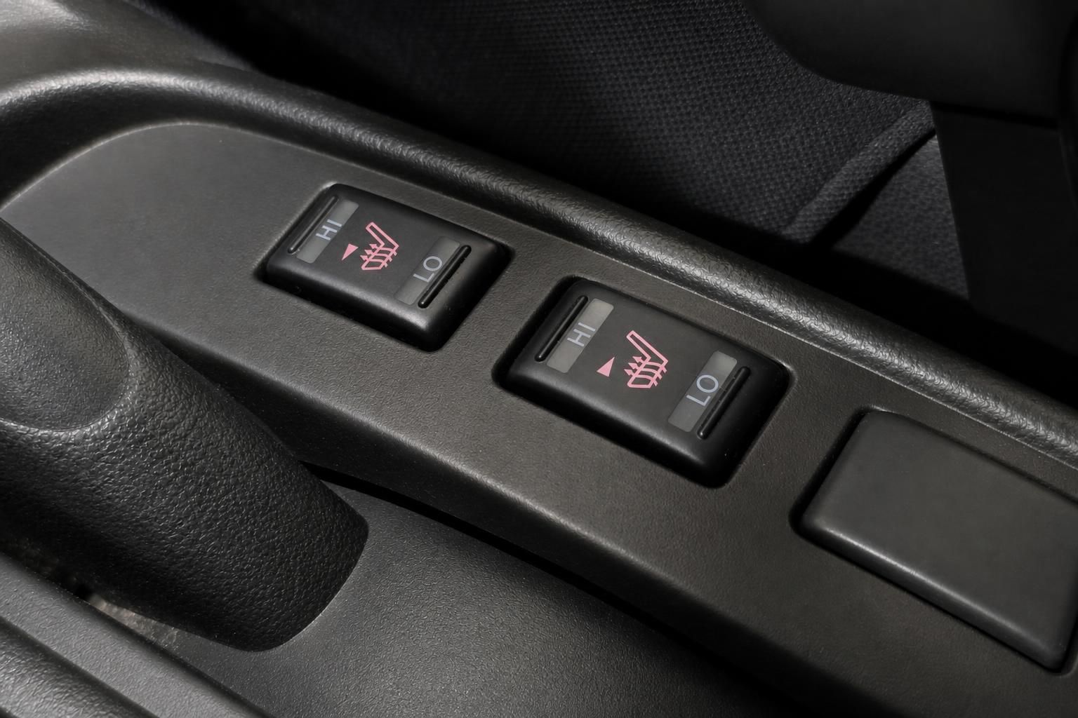 Sitzheizung Schalter im Nissan Innenraum, Nahaufnahme Bedienelemente