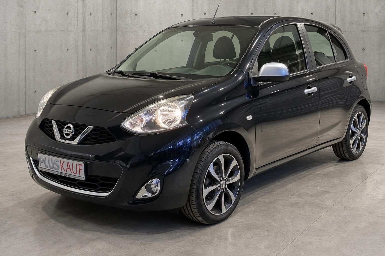 Nissan Micra schwarz Frontansicht mit Alufelgen im Autohaus