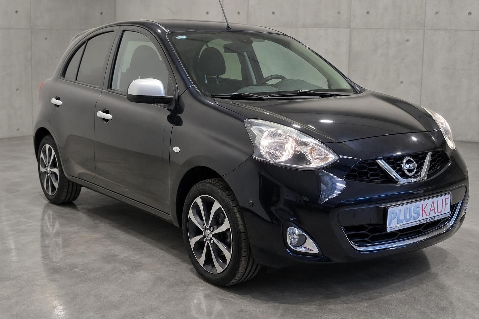 Nissan Micra schwarz, Frontansicht mit Felgen, Gebrauchtwagen bei Plus-Kauf