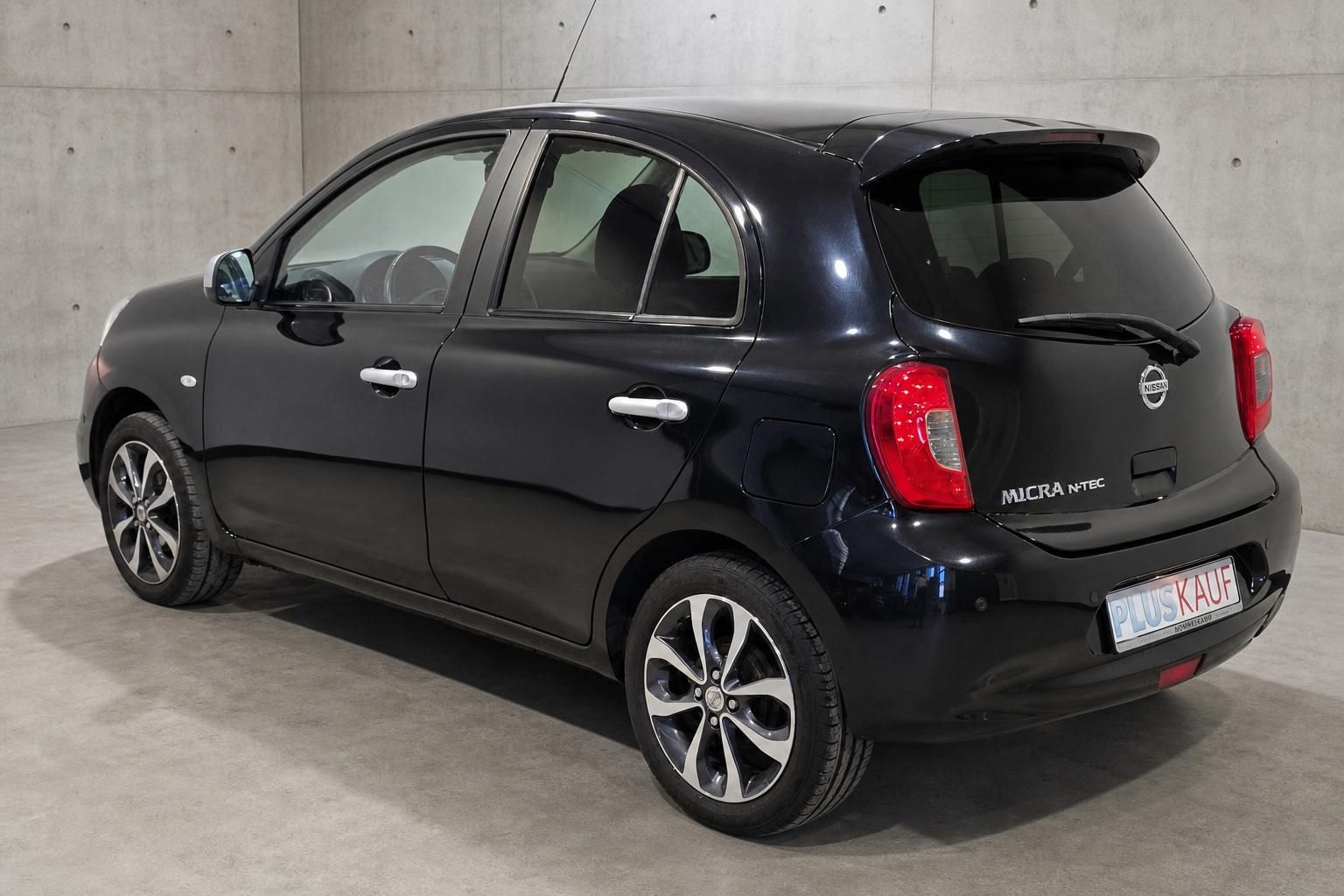 Nissan Micra N-TEC schwarz Heckansicht seitlich fotografiert