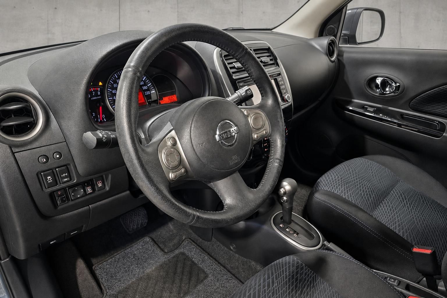 Nissan Micra Innenraum mit Lenkrad und Cockpit im Detail