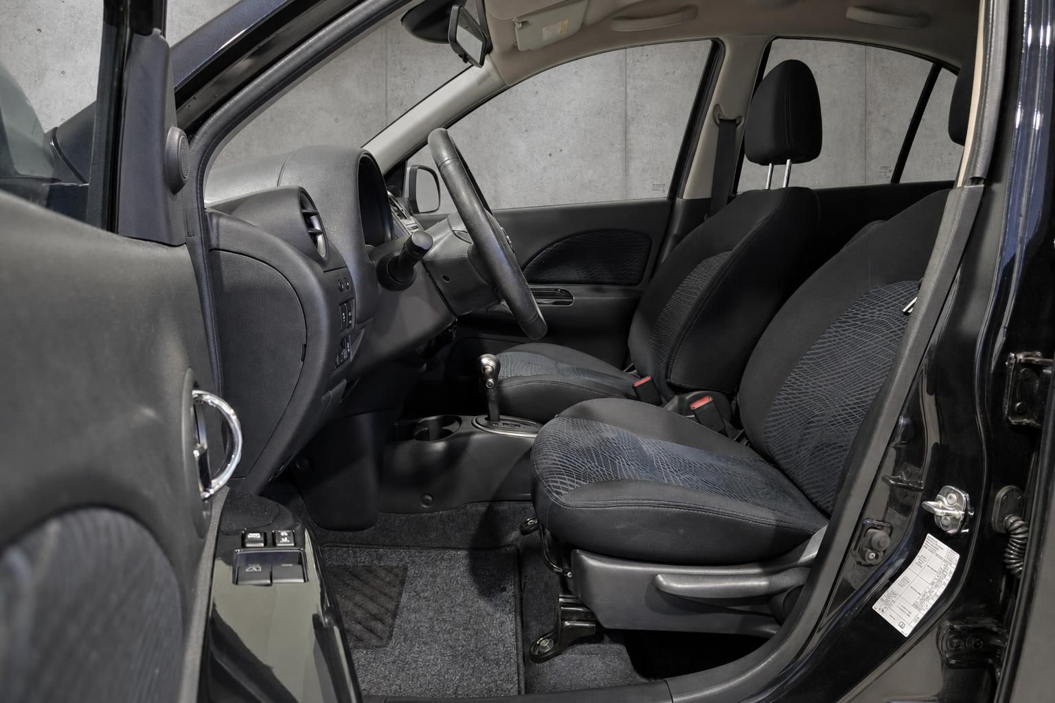 Nissan Micra Innenraum, Vordersitze und Cockpit in Schwarz