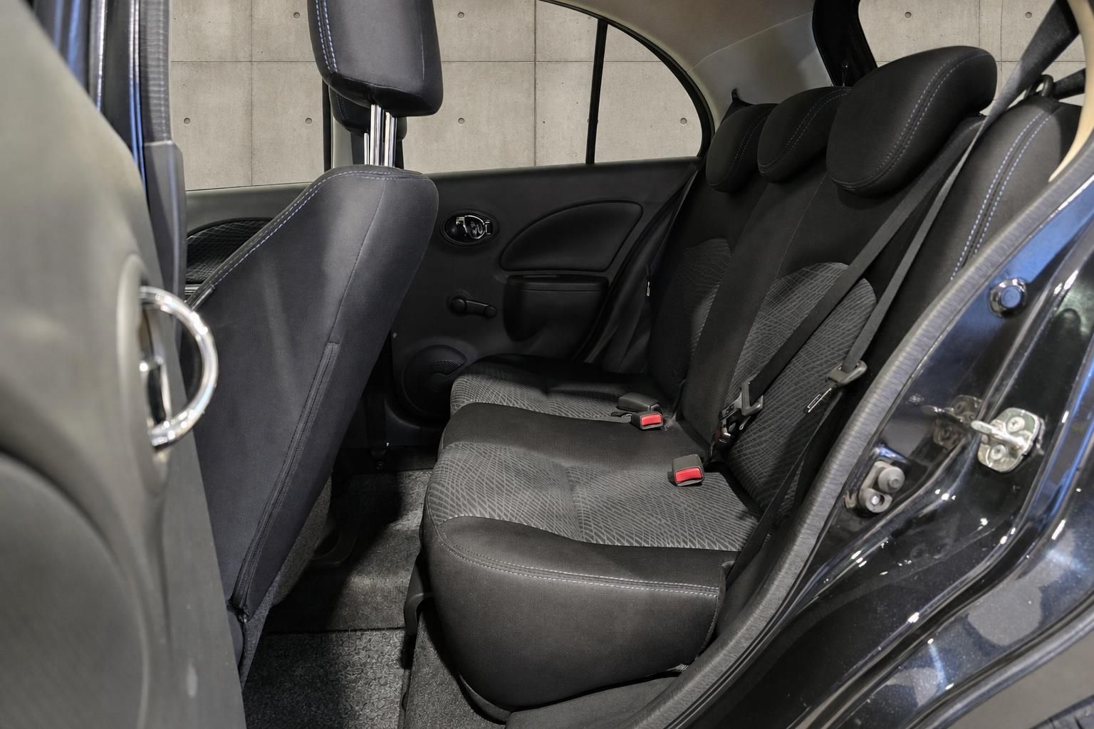 Nissan Micra Rücksitzbank mit Kopfstützen und Sicherheitsgurten