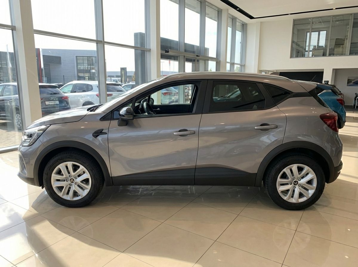 Renault Captur in Grau in Autohaus-Ausstellung, Seitenansicht