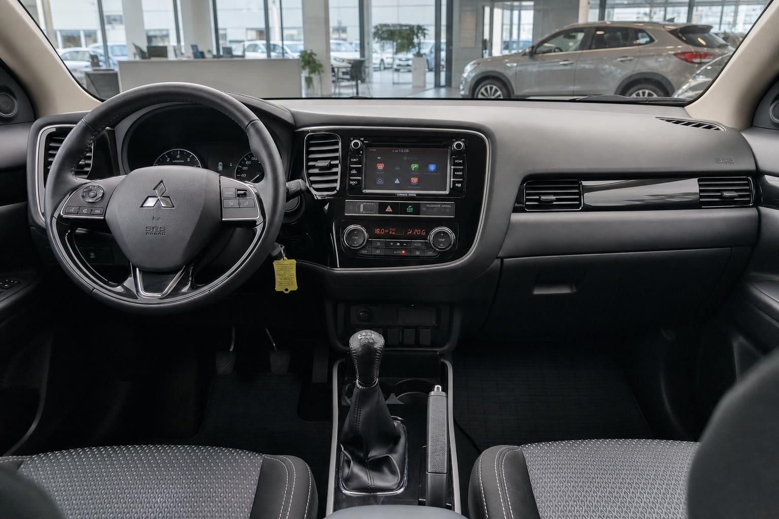 Mitsubishi Outlander Cockpit mit Lenkrad und Touchscreen-Infotainment