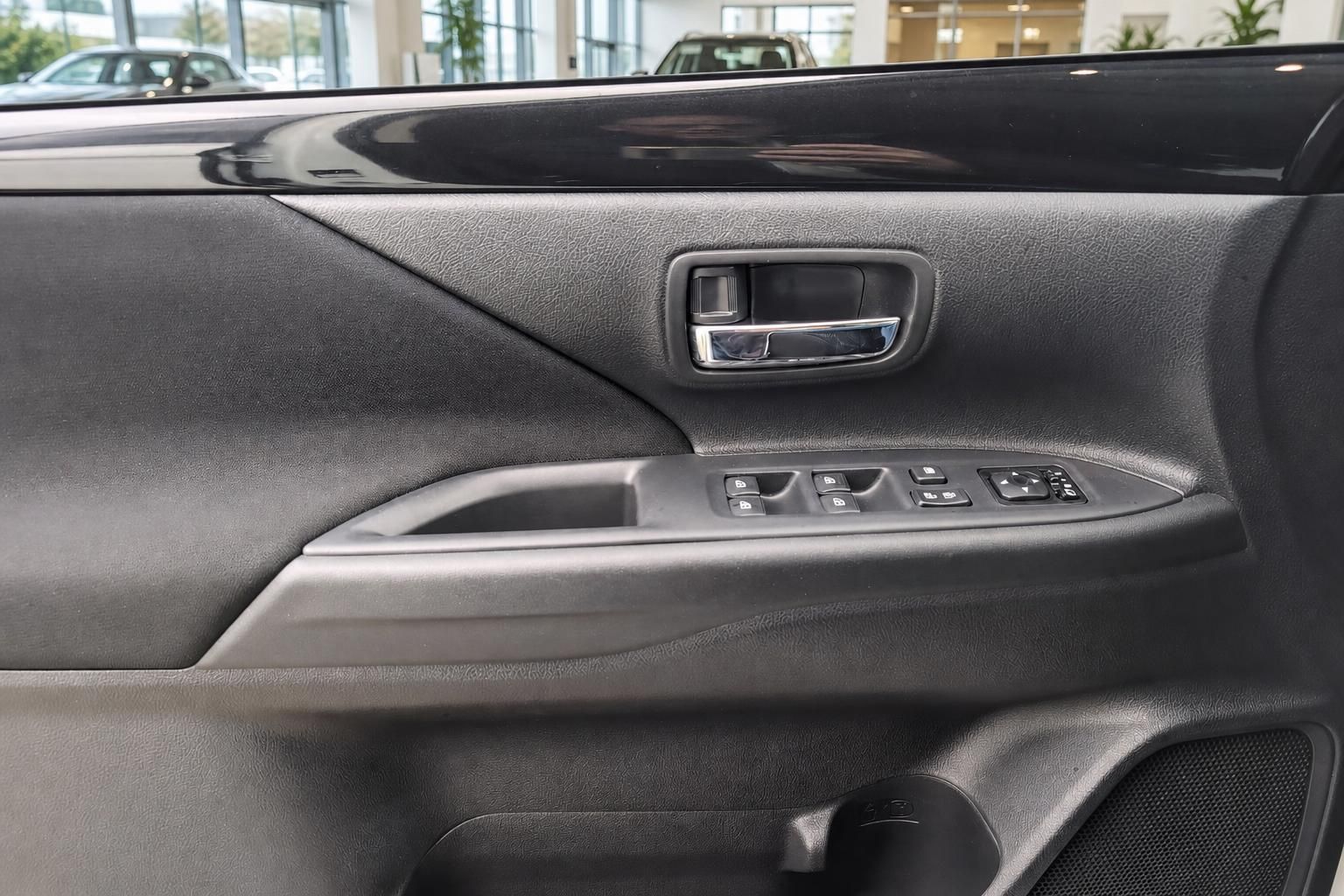 Mitsubishi Outlander Türverkleidung mit Fensterhebern im Detail