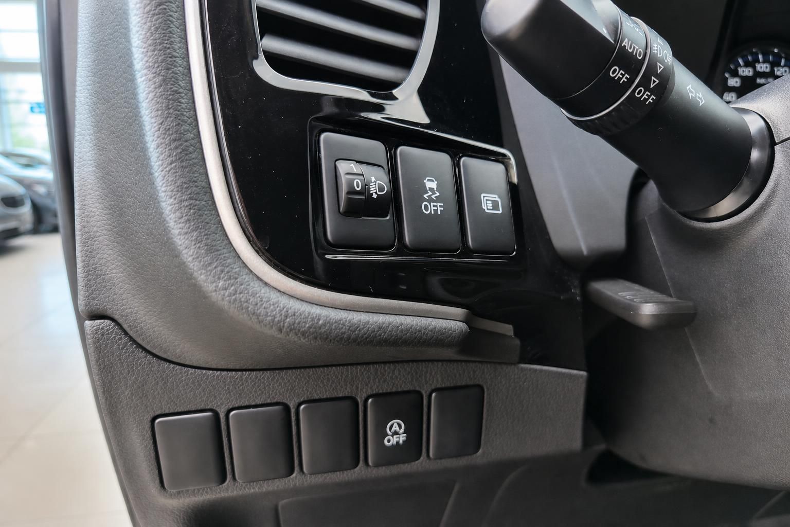 Mitsubishi Bedienelemente Mittelkonsole mit Lichtschalter und ESP-Taste