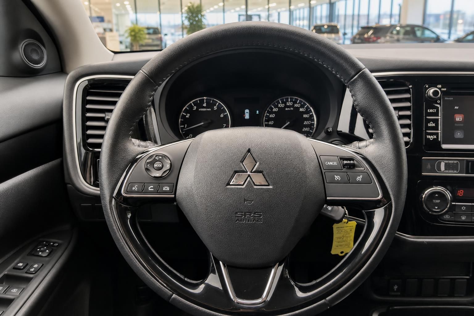 Mitsubishi Lenkrad mit Multifunktionstasten und Tachoanzeige im Detail