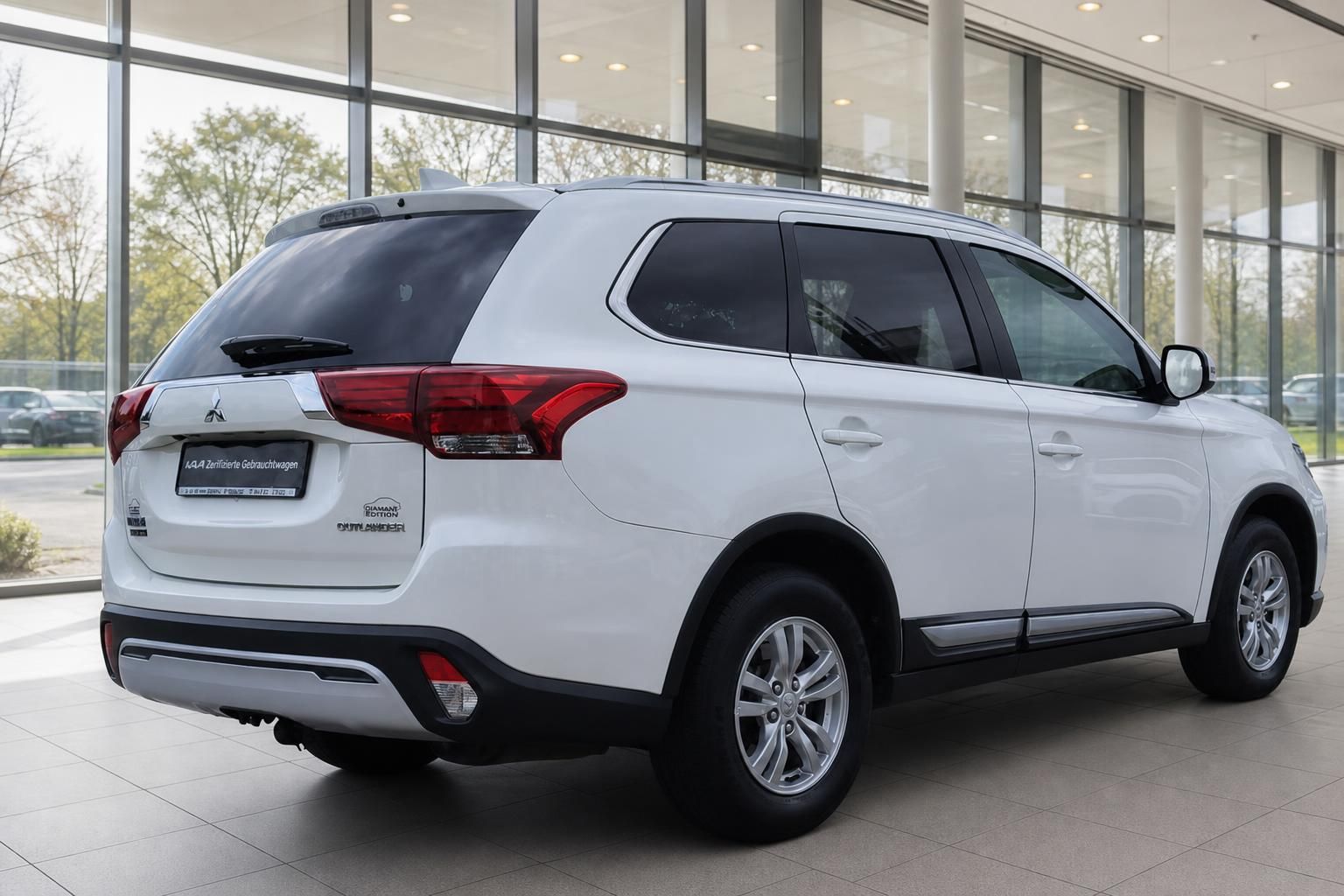 Mitsubishi Outlander weiß Heckansicht seitlich im Showroom