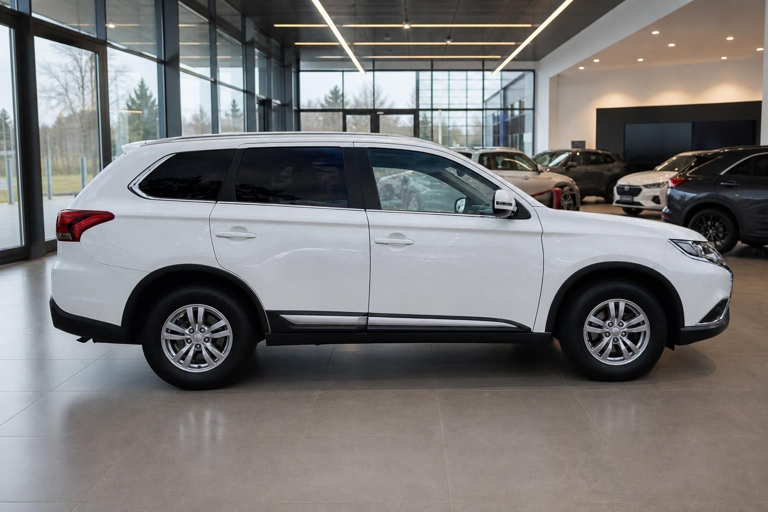 Mitsubishi Outlander weiß Seitenansicht komplett im Autohaus
