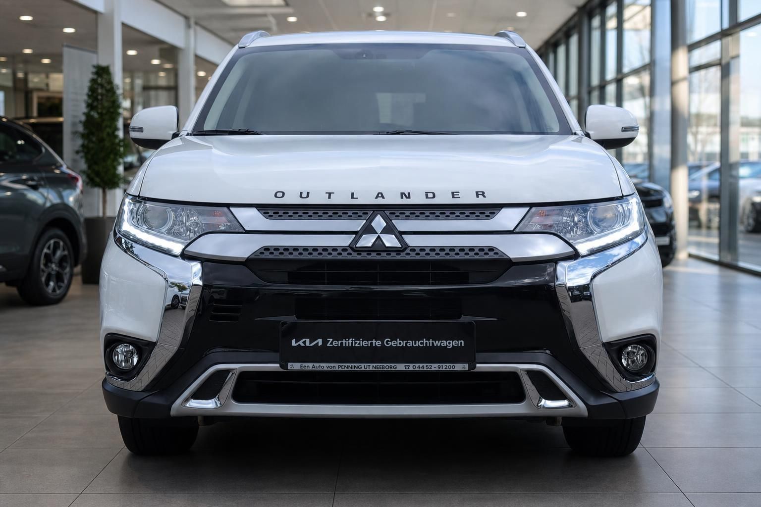 Mitsubishi Outlander weiß Frontansicht direkt mit Kühlergrill