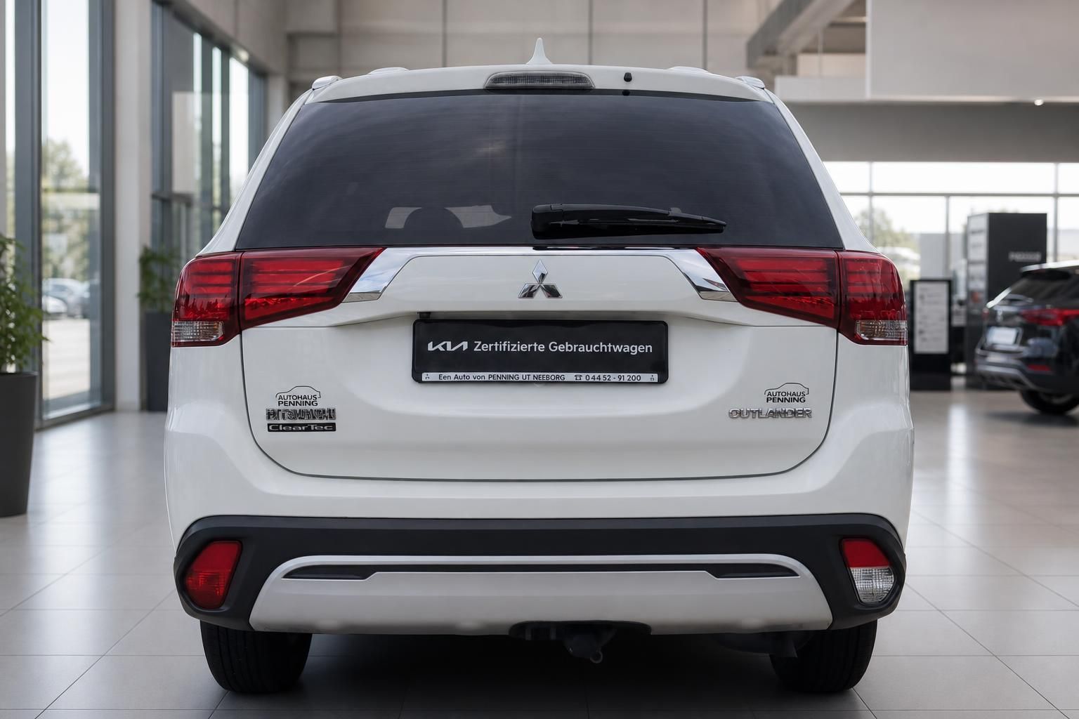 Mitsubishi Outlander weiß Heckansicht mit LED-Rückleuchten im Autohaus