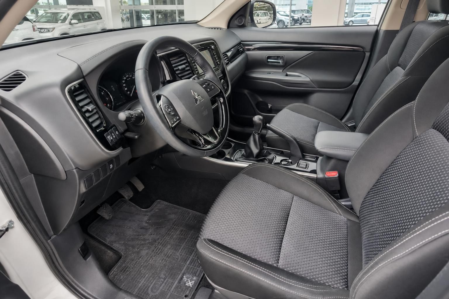 Mitsubishi Outlander Cockpit mit Lenkrad und Armaturenbrett im Detail