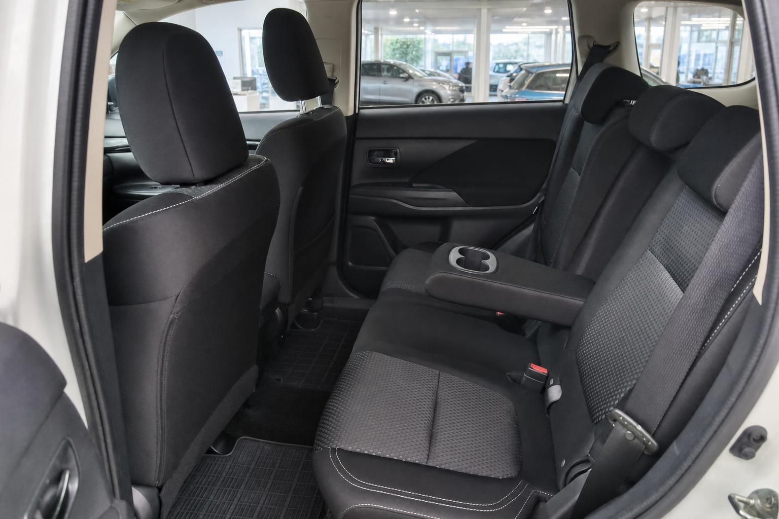 Mitsubishi Outlander Rücksitze mit schwarzem Stoffpolster im Innenraum