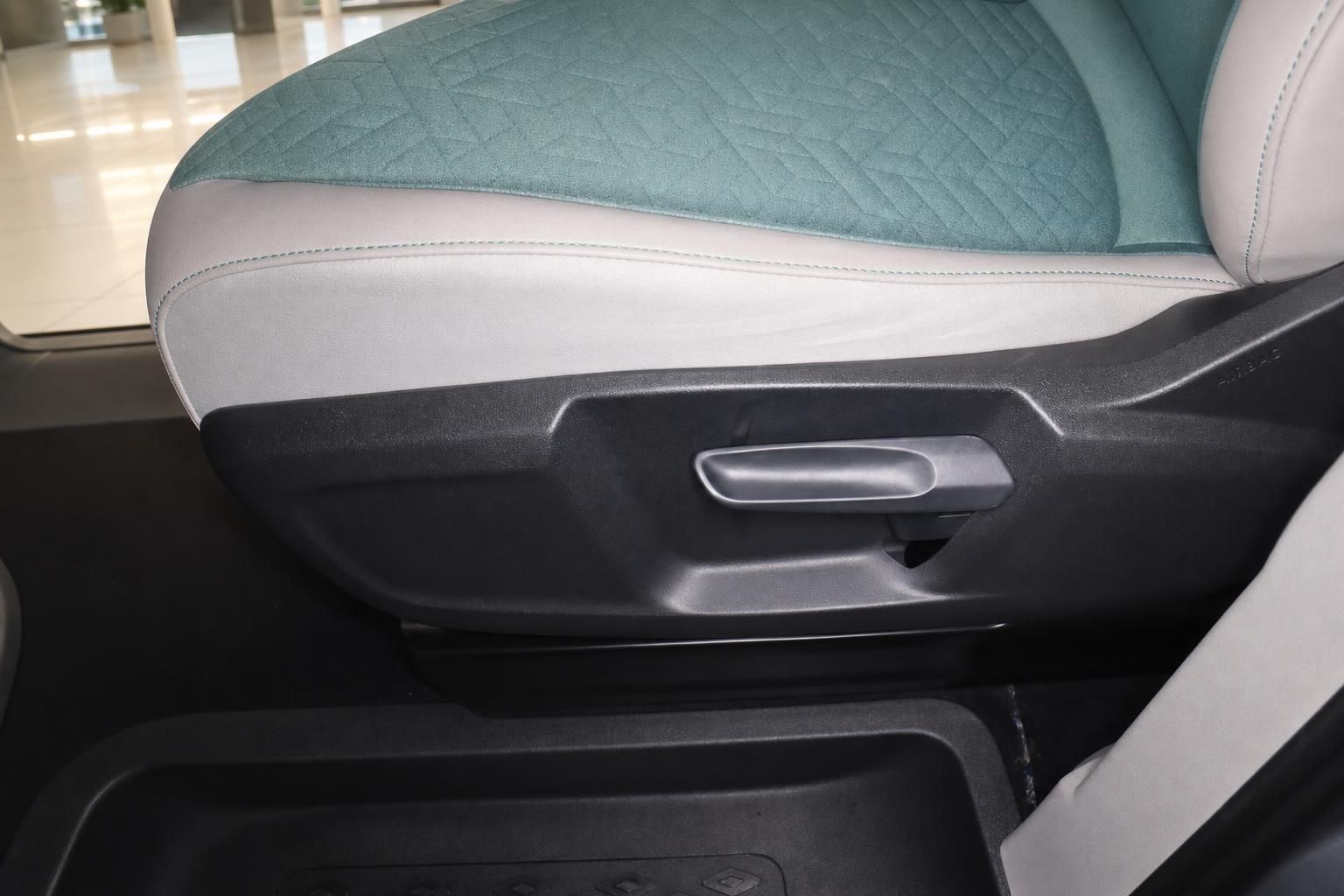 Detailansicht Vordersitz mit Sitzverstellung im VW Innenraum, Mint-Beige