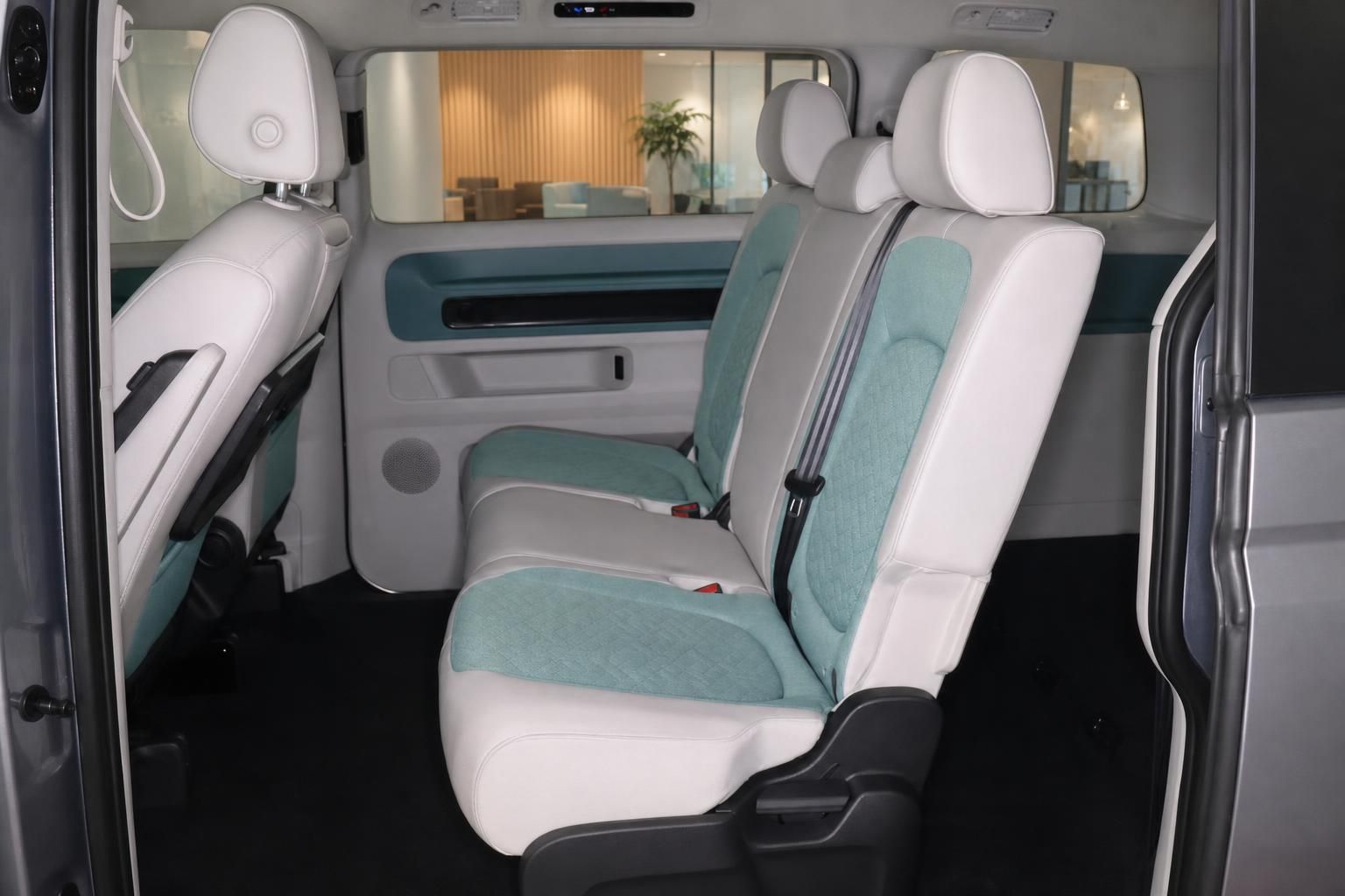 VW Multivan Innenraum mit gedrehten Sitzen und geoeffneter Tuer