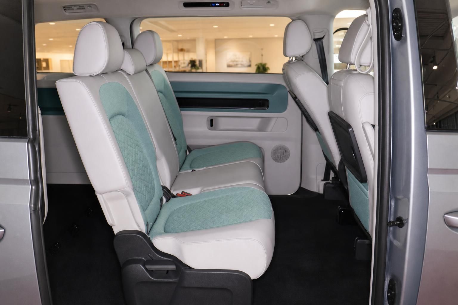 VW Multivan Innenraum Rueckbank in Weiss und Mintgruen