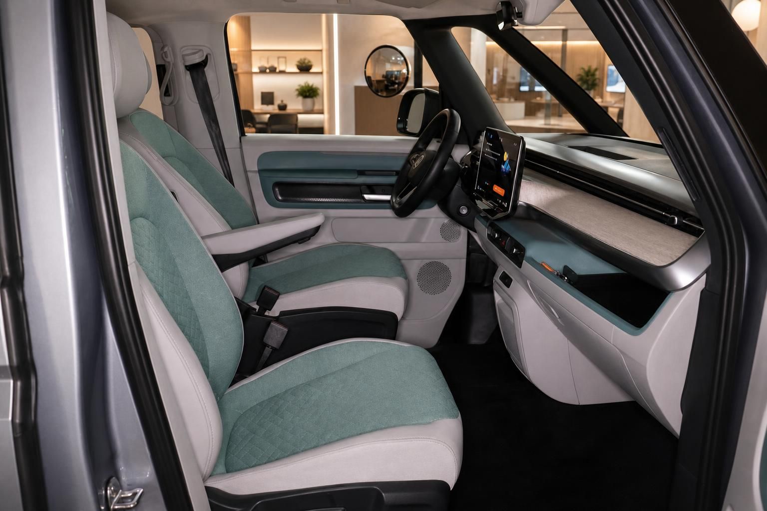 VW Bus Innenraum Cockpit und Sitze durch offene Tuer