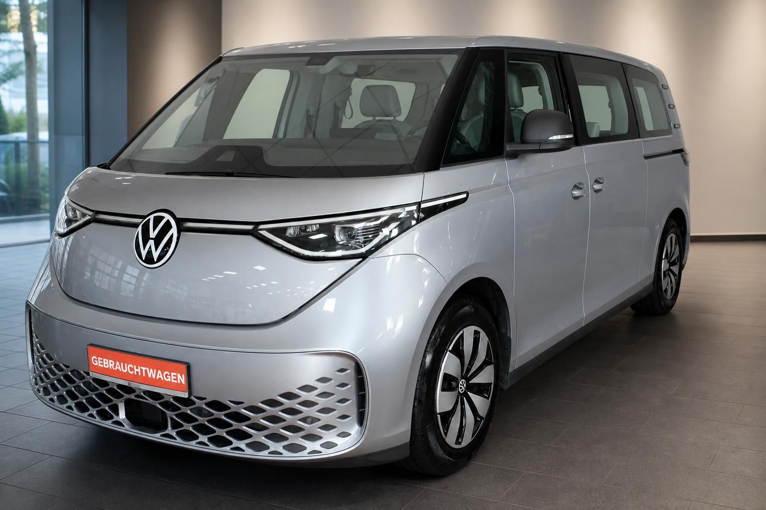 VW ID. Buzz Gebrauchtwagen in Silber, Frontansicht im Autohaus