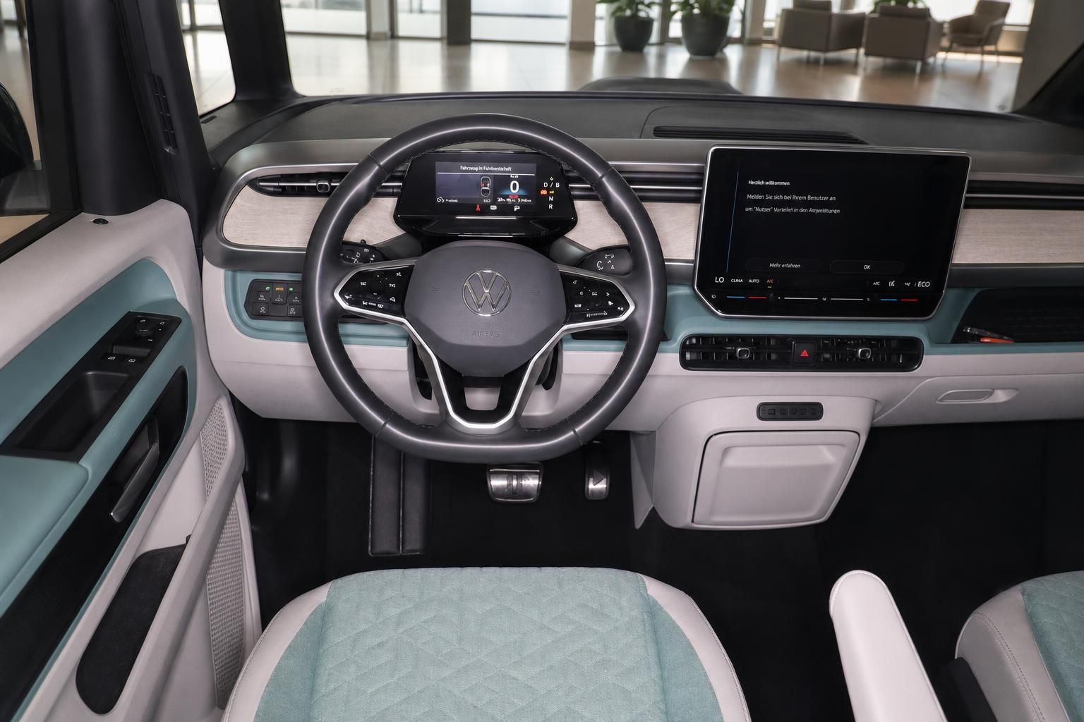 VW ID. Buzz Innenraum mit Lenkrad und Cockpit in Mint-Weiss