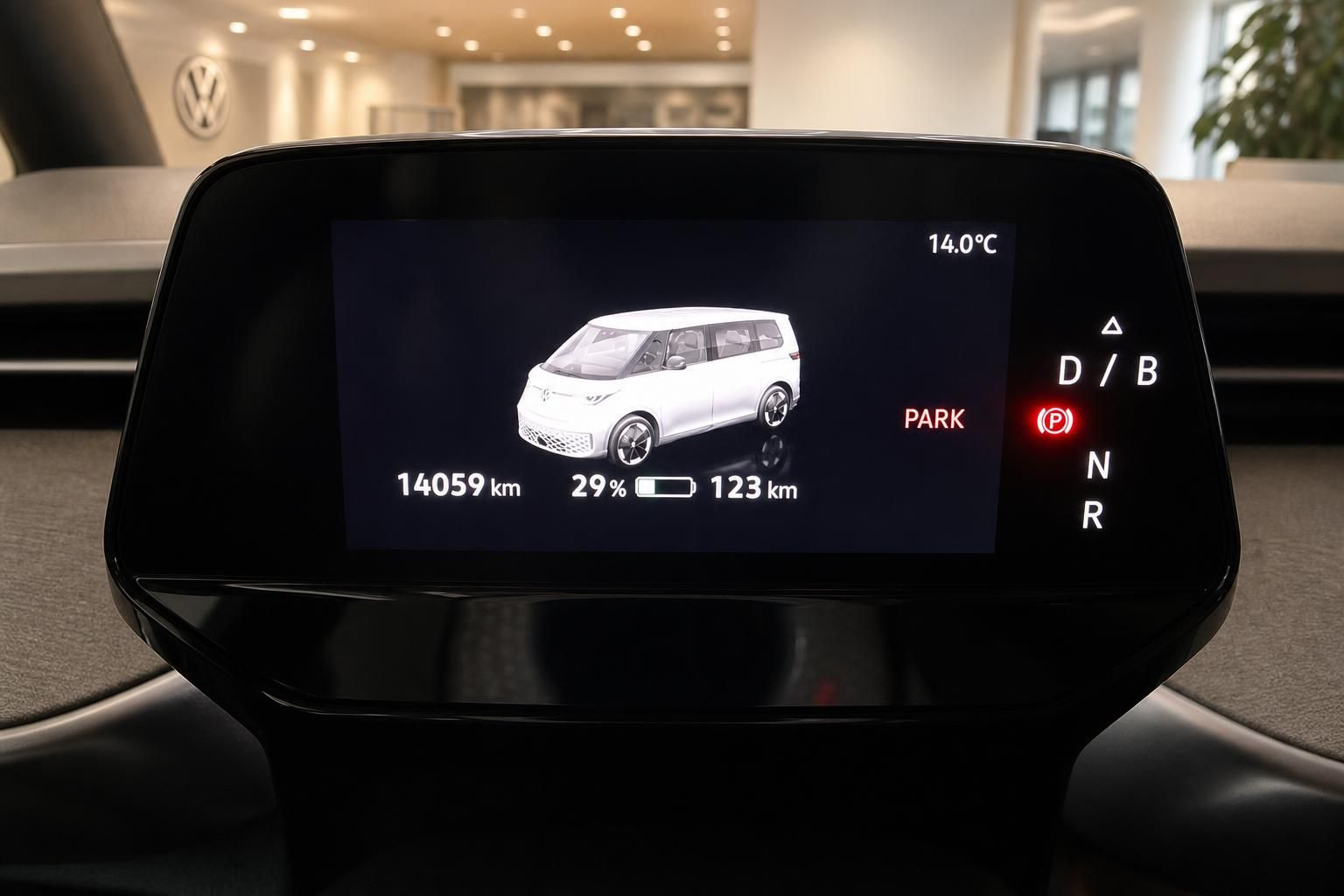 VW ID. Buzz Cockpit-Display mit Kilometerstand und Batterieanzeige