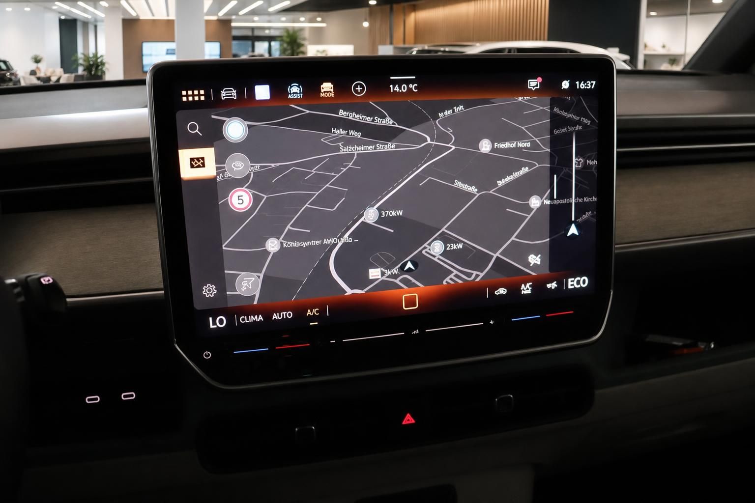 VW ID. Buzz Infotainment-Display mit Navigationskarte im Detail