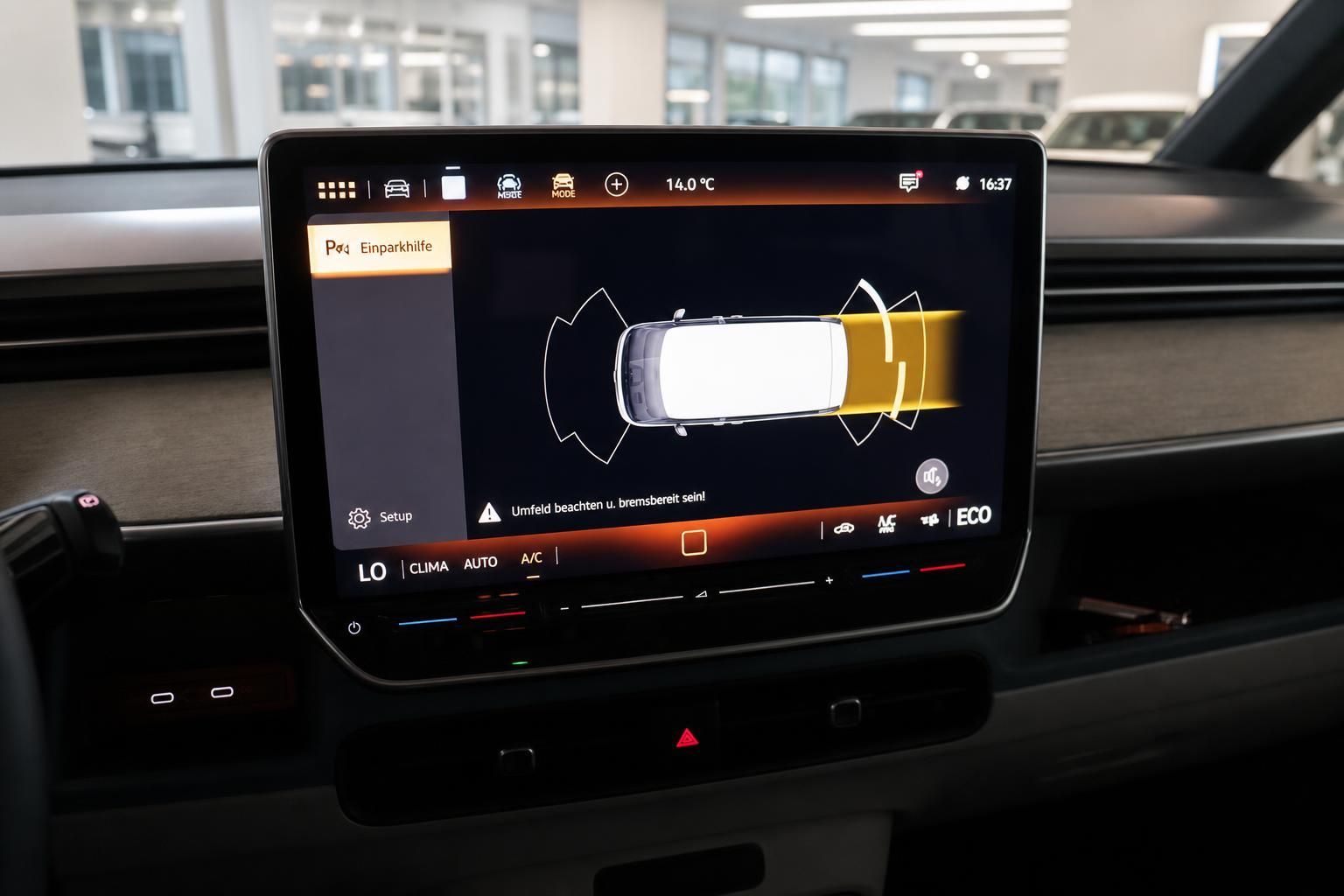 VW Bus Infotainment-Display mit Einparkhilfe-Ansicht im Innenraum