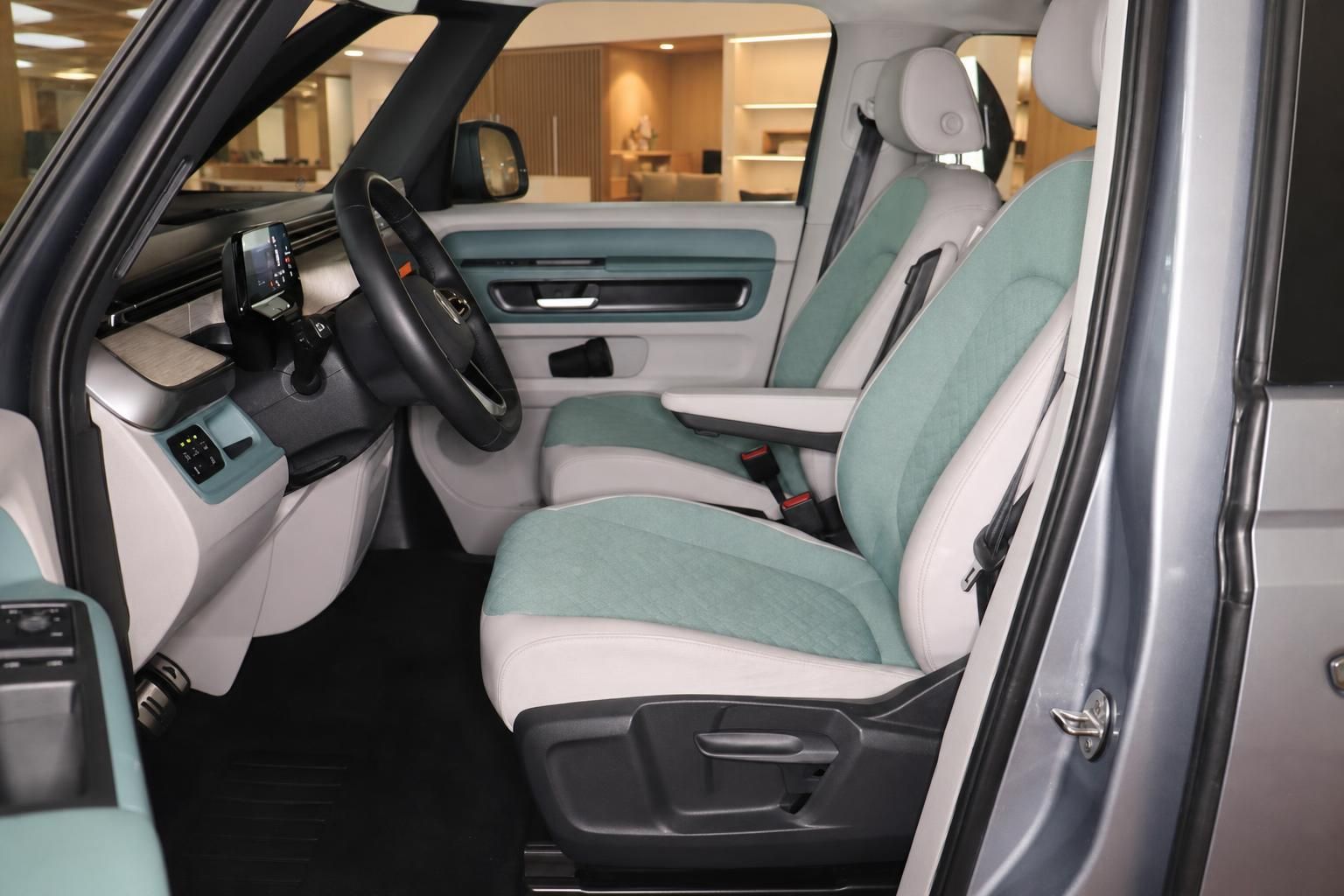 VW Innenraum Vordersitze in Mint-Weiss mit Blick auf Cockpit und Lenkrad