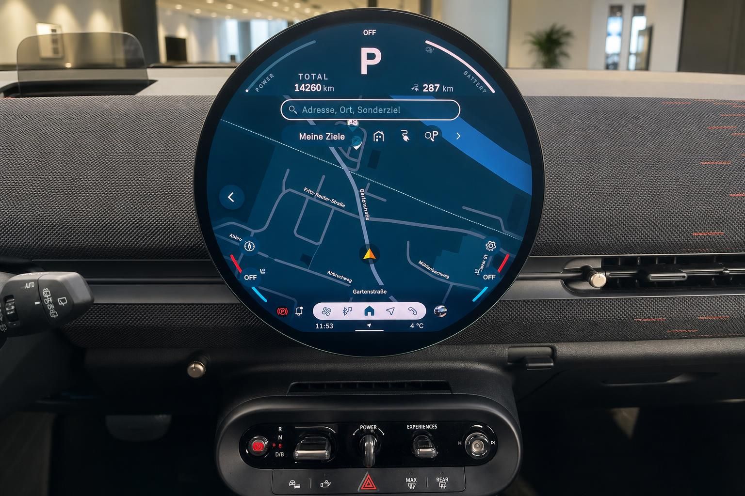 MINI Cockpit Display mit Navigationskarte auf rundem Touchscreen