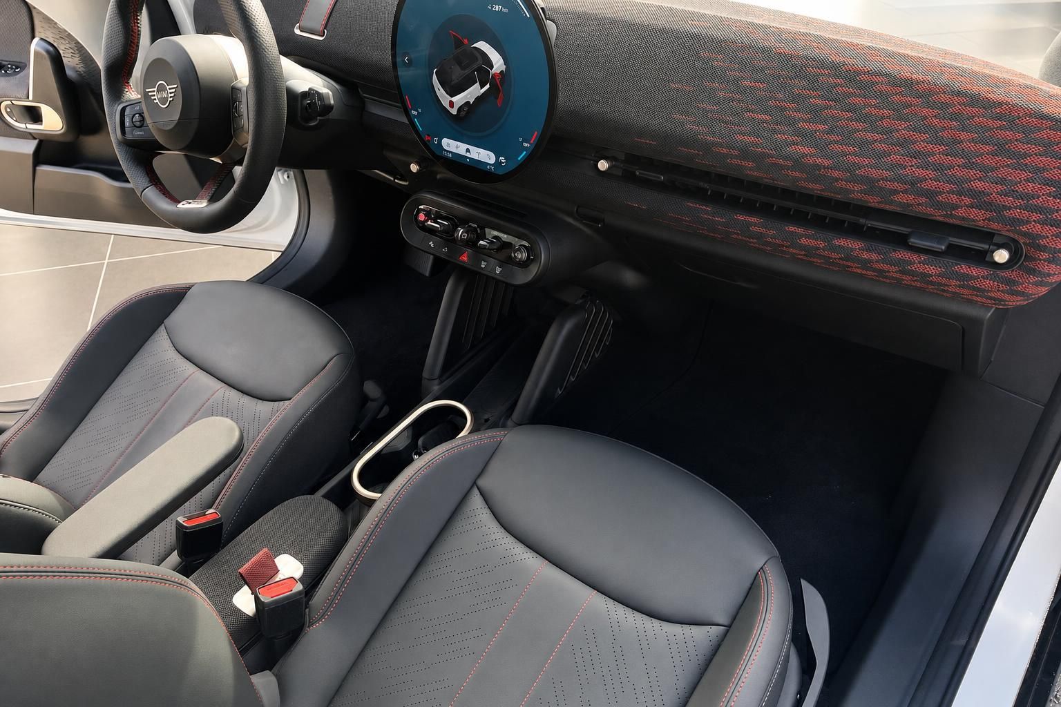 MINI Innenraum mit Sportsitzen, Lenkrad und rundem Infotainment-Display