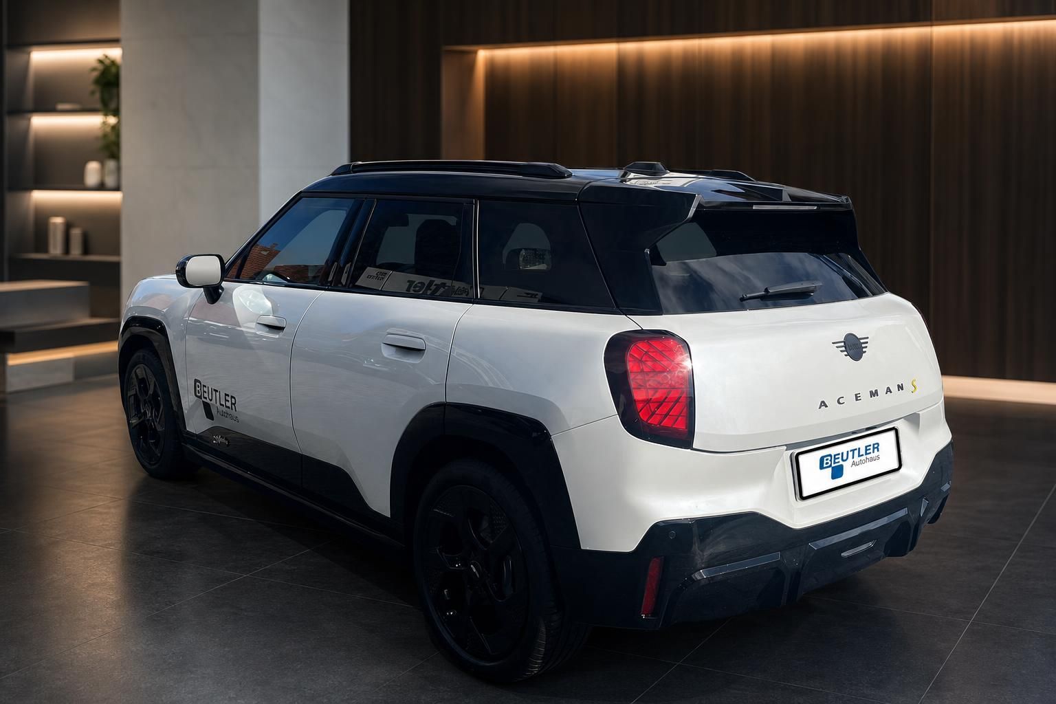 MINI Aceman S weiß, Heckansicht schräg im Showroom