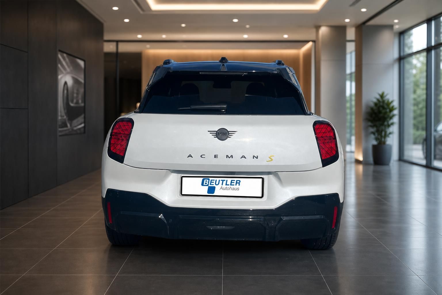 MINI Aceman S weiß, direkte Heckansicht im Showroom