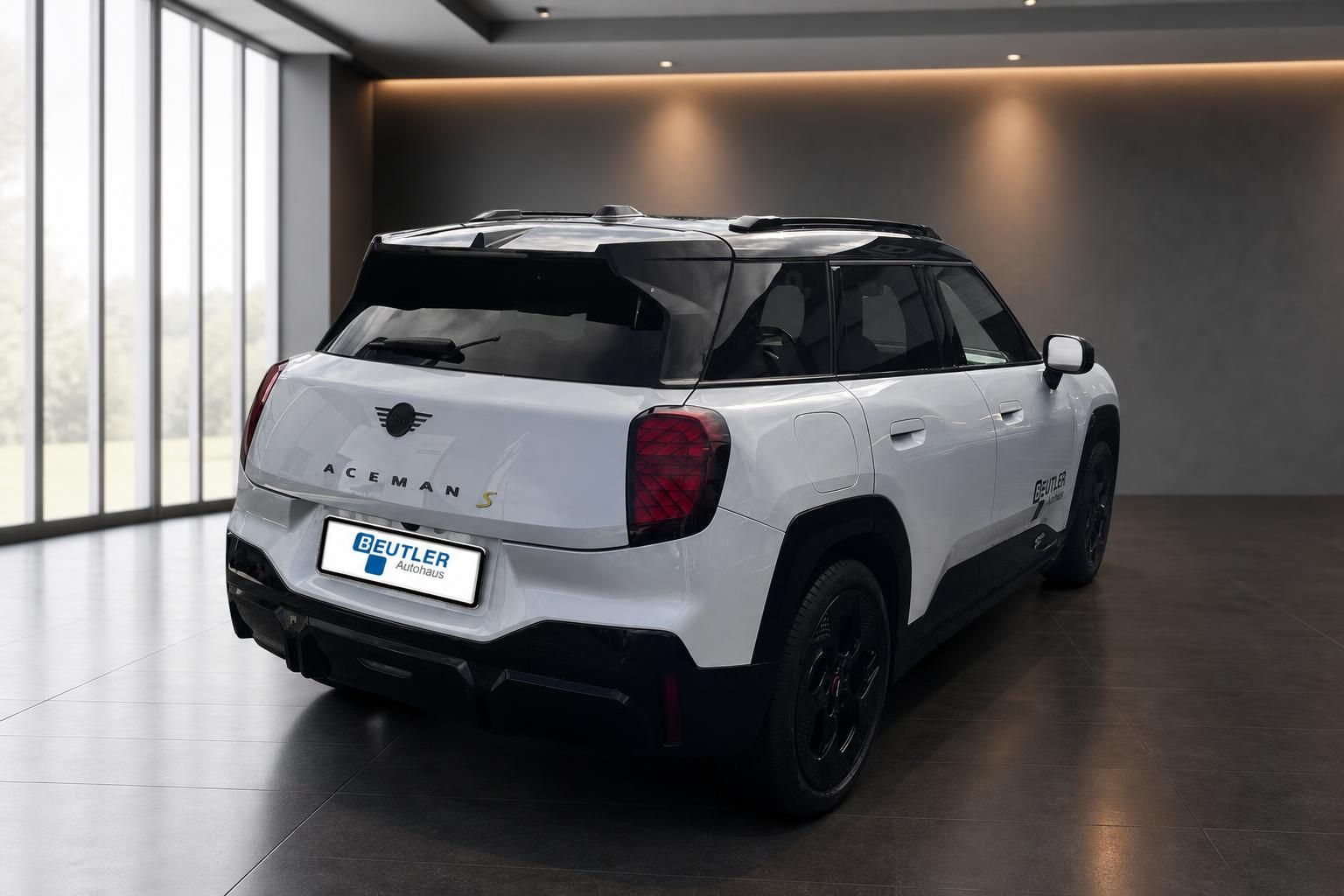 MINI Aceman S weiß, Heckansicht im Autohaus Showroom
