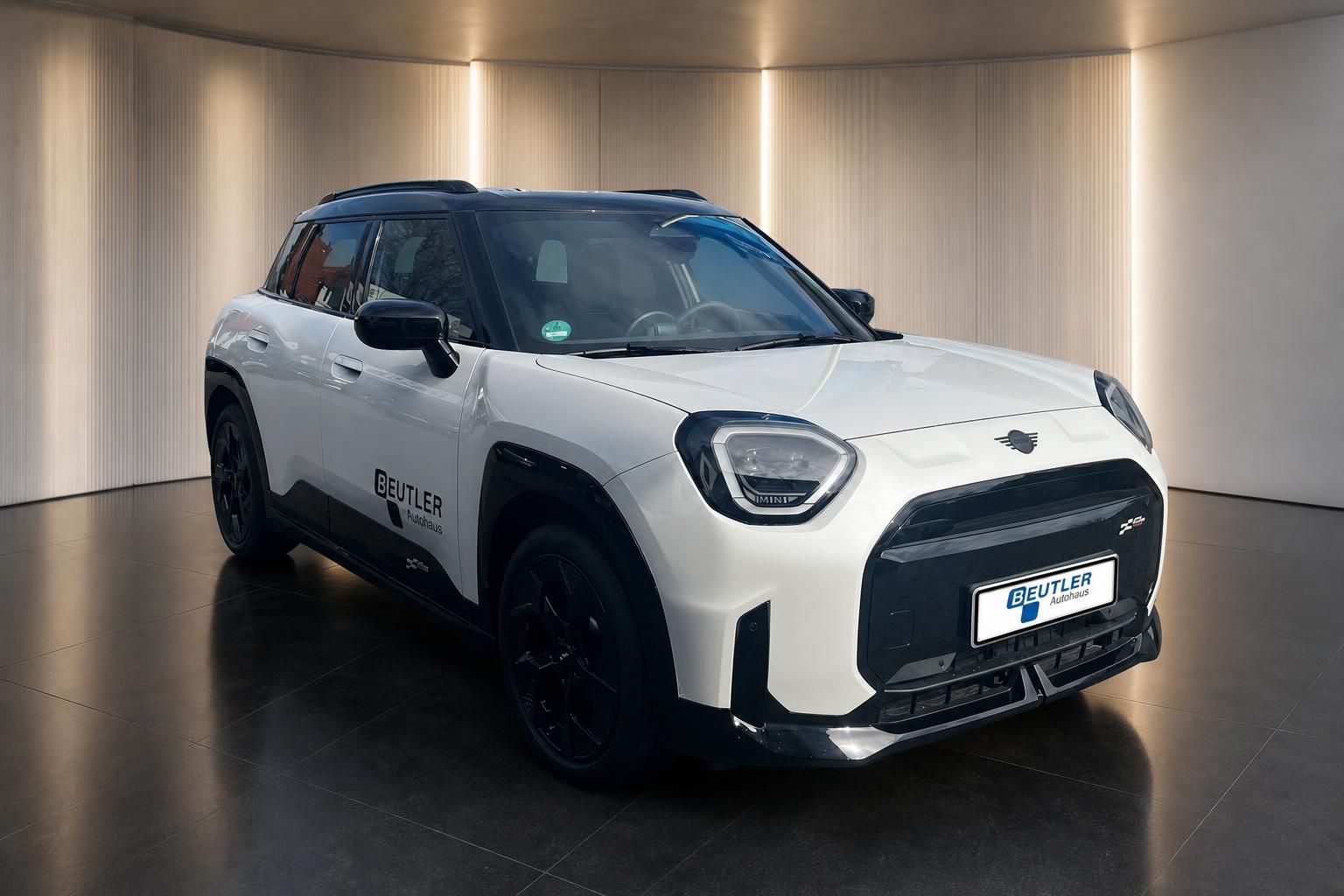 MINI Countryman weiß in Frontansicht im Autohaus Showroom