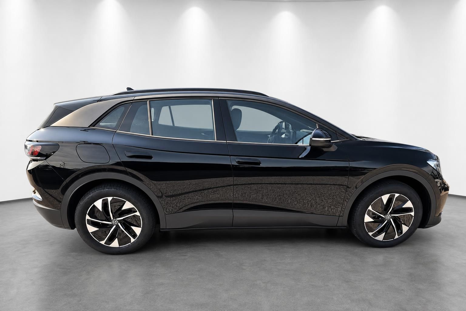 VW ID.4 schwarz Seitenansicht im Showroom