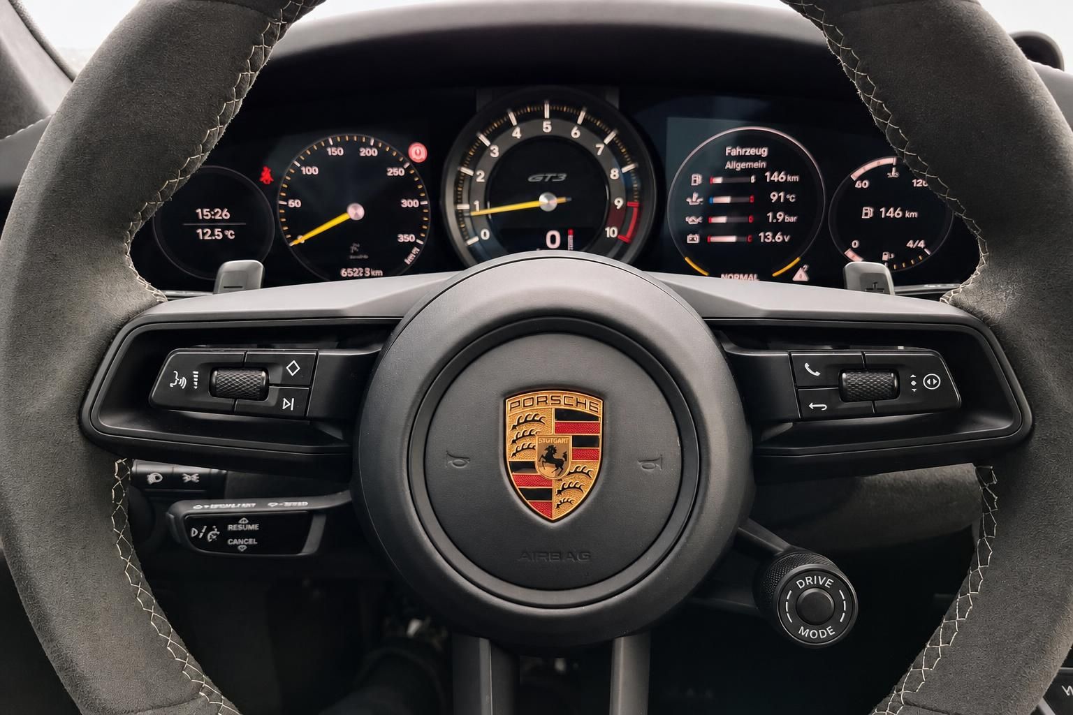 Porsche GT3 Cockpit mit Instrumententafel, Tachometer und Infodisplay