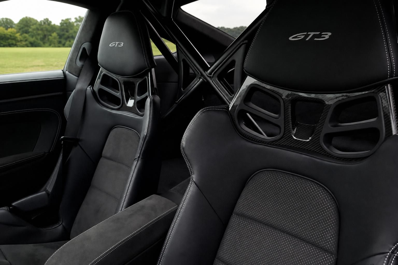 Porsche GT3 Innenraum mit schwarzen Alcantara Sportsitzen und GT3 Logo