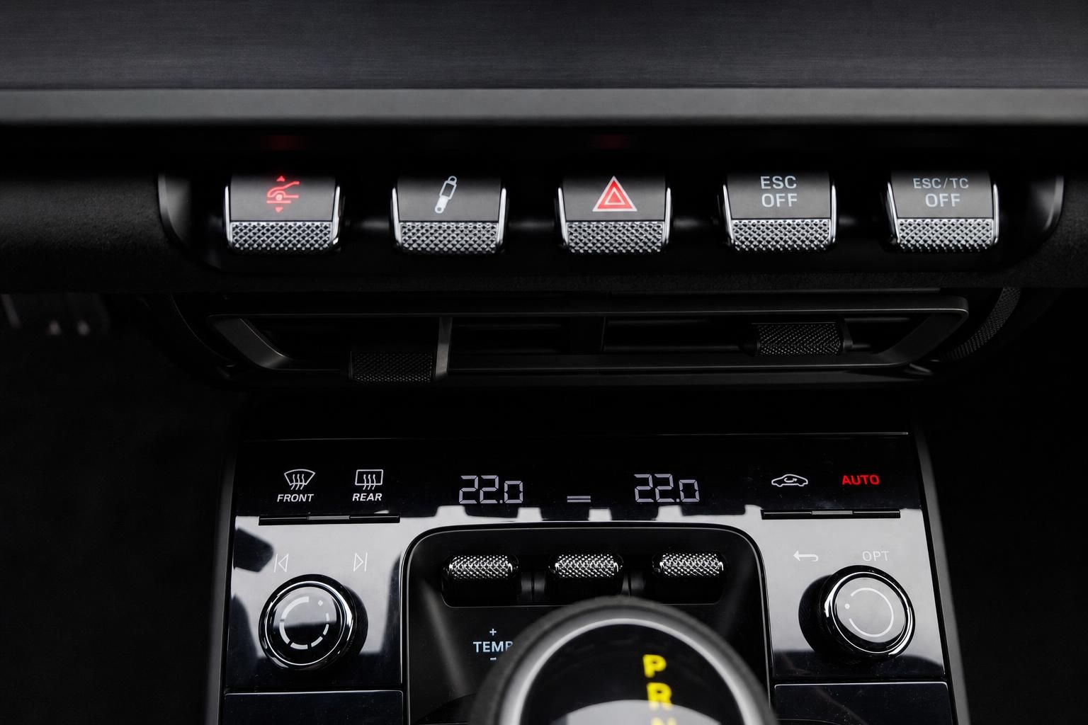 Porsche GT3 Klimabedienfeld mit digitaler Temperaturanzeige und Bedienknöpfen