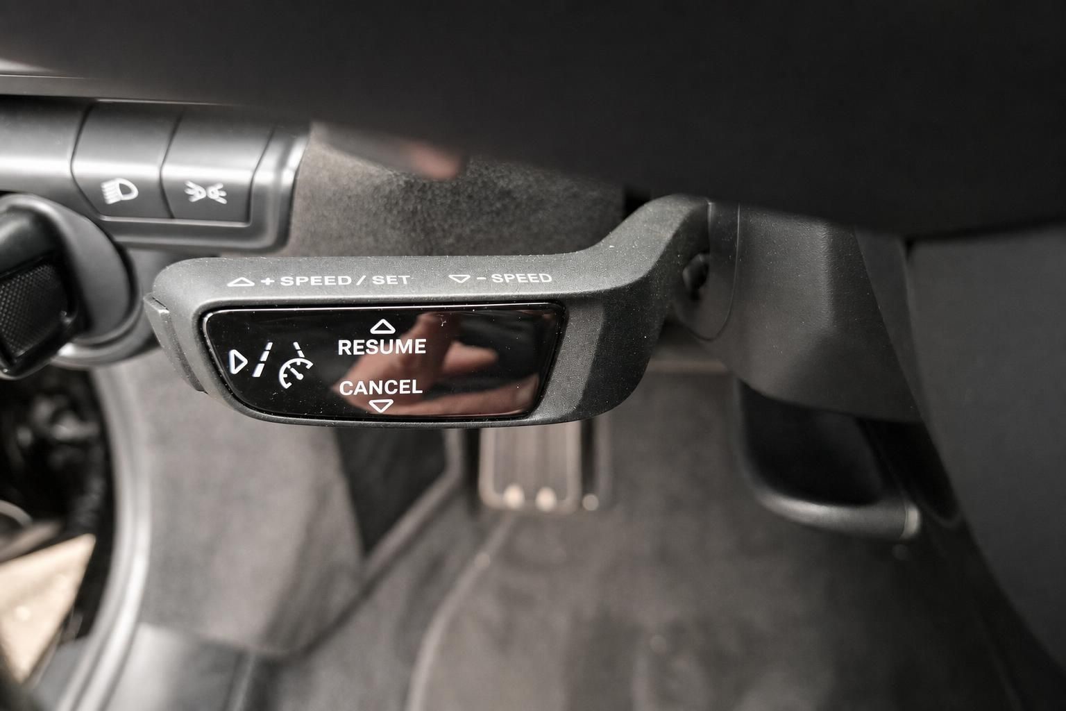 Porsche GT3 Tempomat Bedienelemente am Lenkstock mit Display
