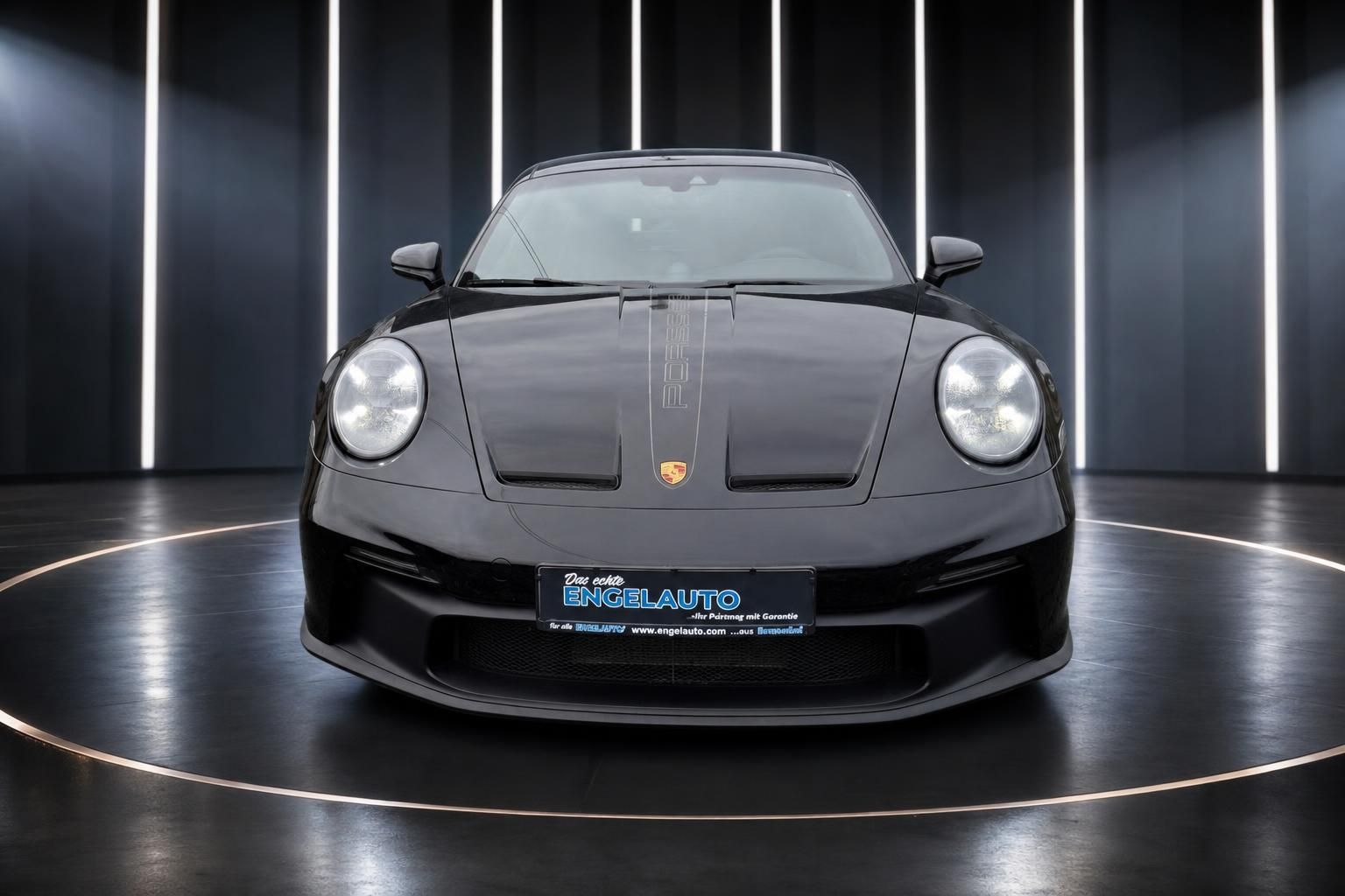 Porsche 911 GT3 Frontansicht mit LED-Scheinwerfern und aerodynamischen Lufteinlässen