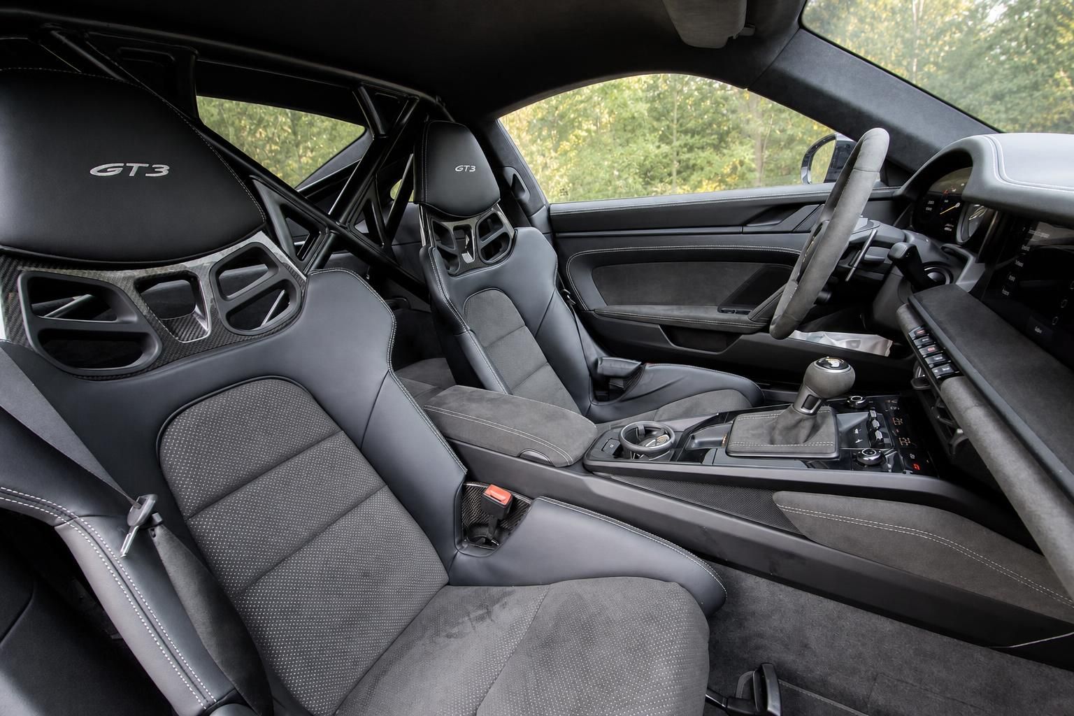 Porsche 911 GT3 Innenraum mit Schalensitzen, Überrollkäfig und schwarzer Alcantara-Ausstattung